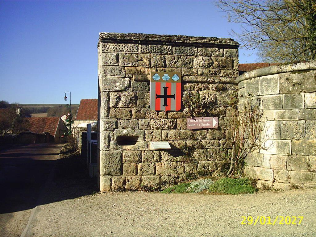 Le Puits Fortifie Salives Zewnętrze zdjęcie